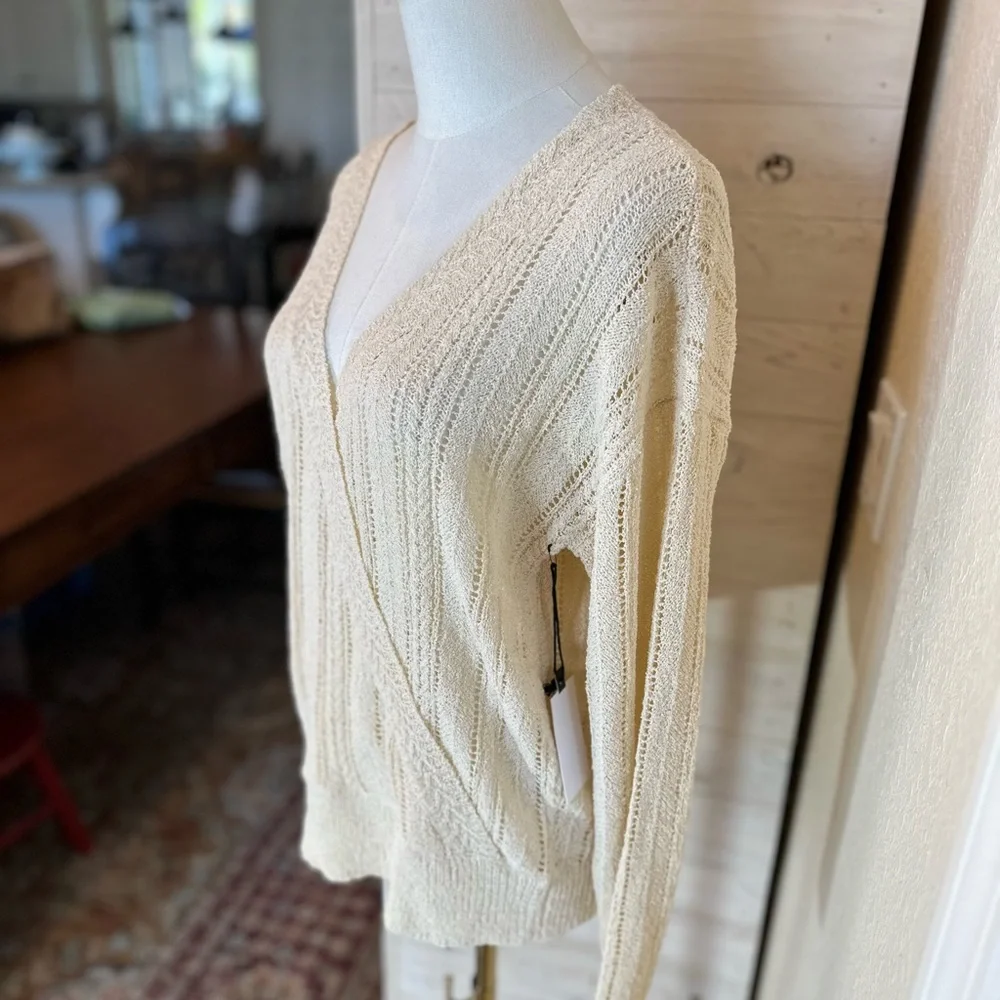 Astr‎ the Label NWT size Large cream lace long sleeve vneck wrap sweater